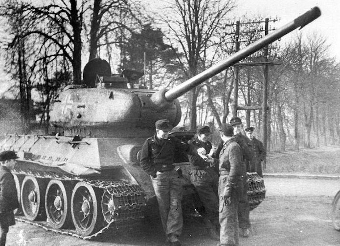 T-34 Variantes allemandes Panzerkampfwagen-T-34-85-r-Kenn-Nummer-747-r