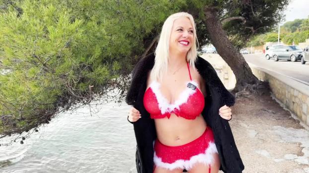 JacquieEtMichelTV – Ava White – Wishes you a Merry Christmas!