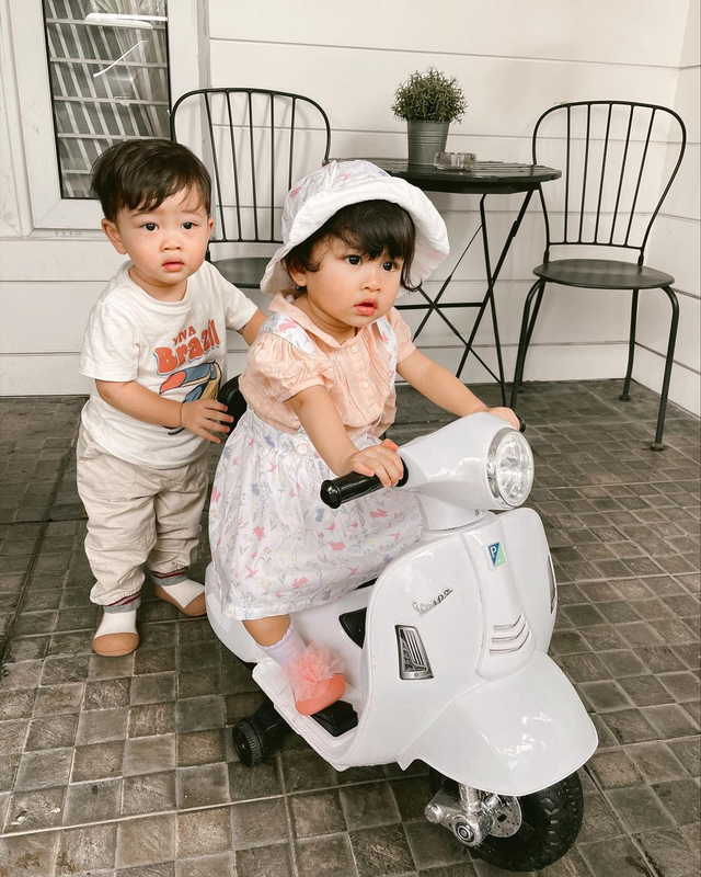 Potret Zunaira naik vespa mini didorong Zayn