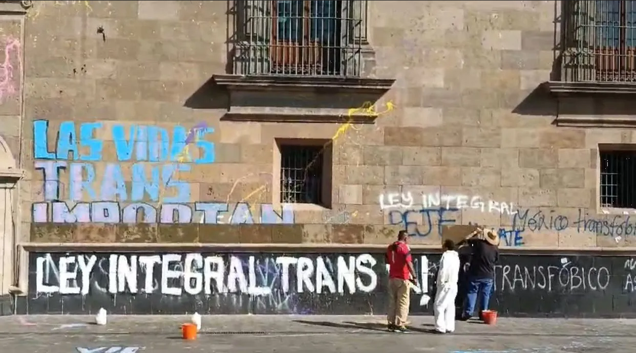 Tras protesta por muerte de activista trans, eliminan pintas de fachada de Palacio Nacional