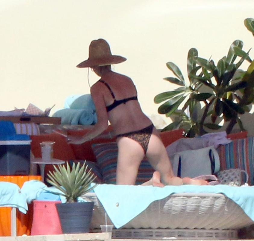 Behati-Prinsloo-Sexy-upskirtstars.com-11-1024x985 (26)