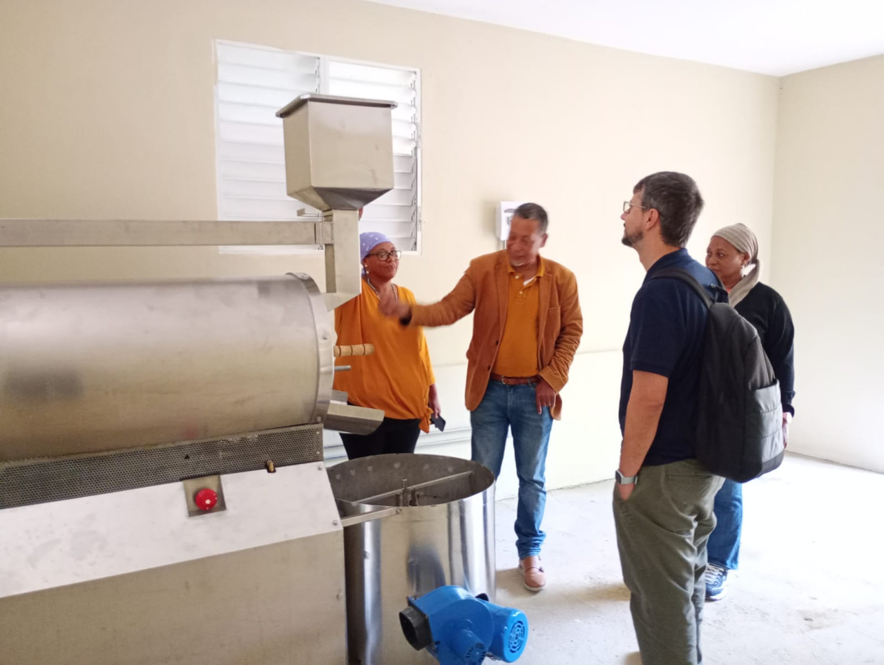 Supervision de Coordinador de Prodiversa al equipamiento de procesadora de Café
