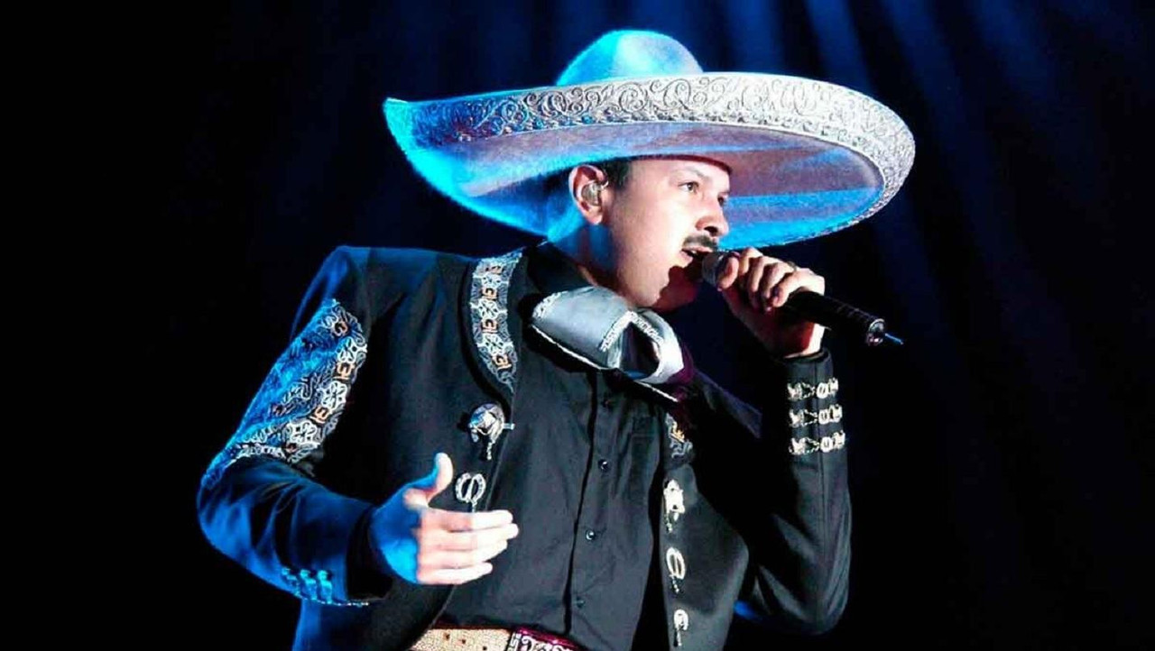 Pepe Aguilar recibe un 4 patas en su concierto