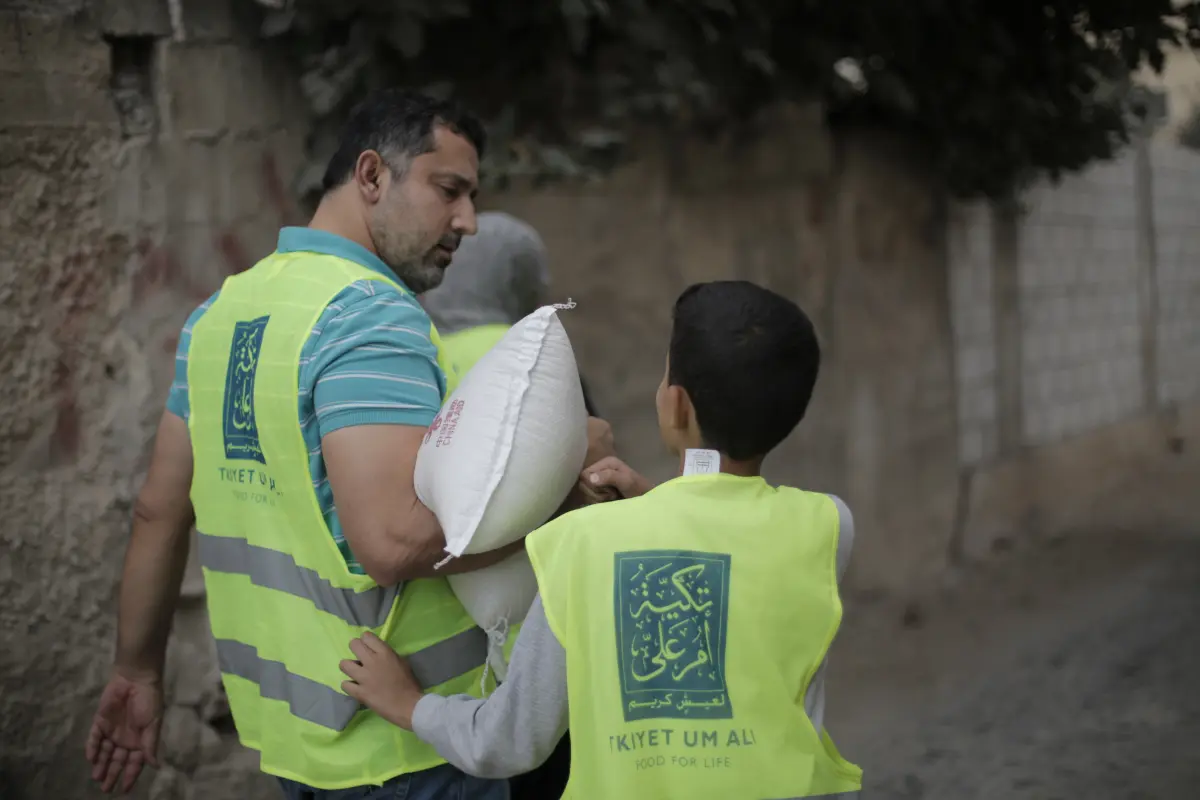 How to Instill the Love of Charity and Good Deeds in Your Child ?