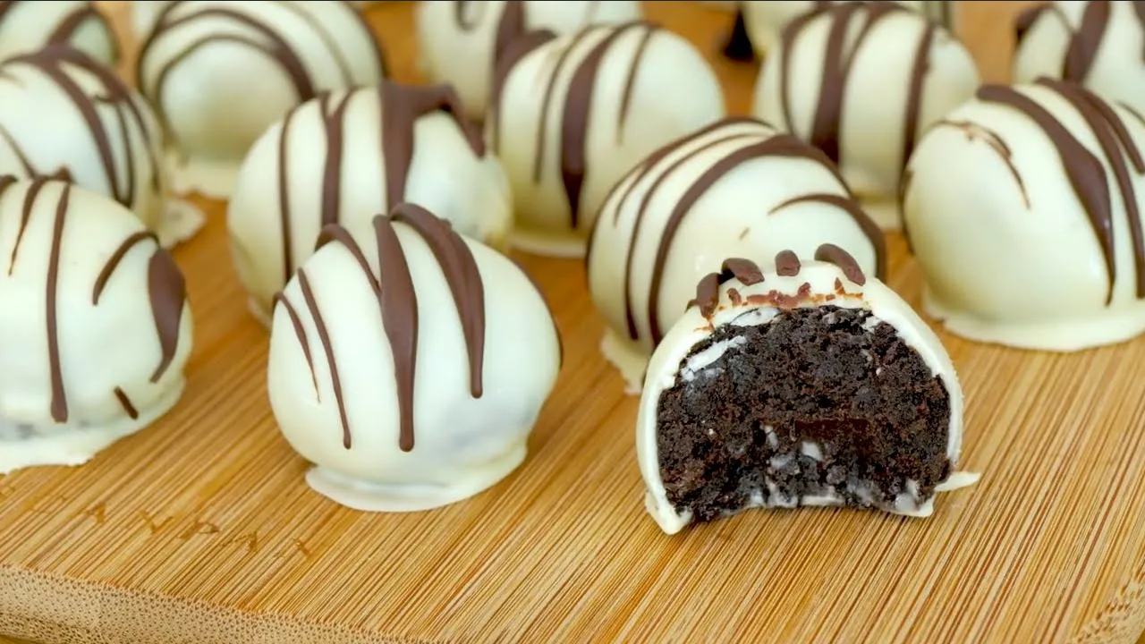 ¿Qué postre preparar con galletas oreo y chocolate blanco? Haz unas trufas