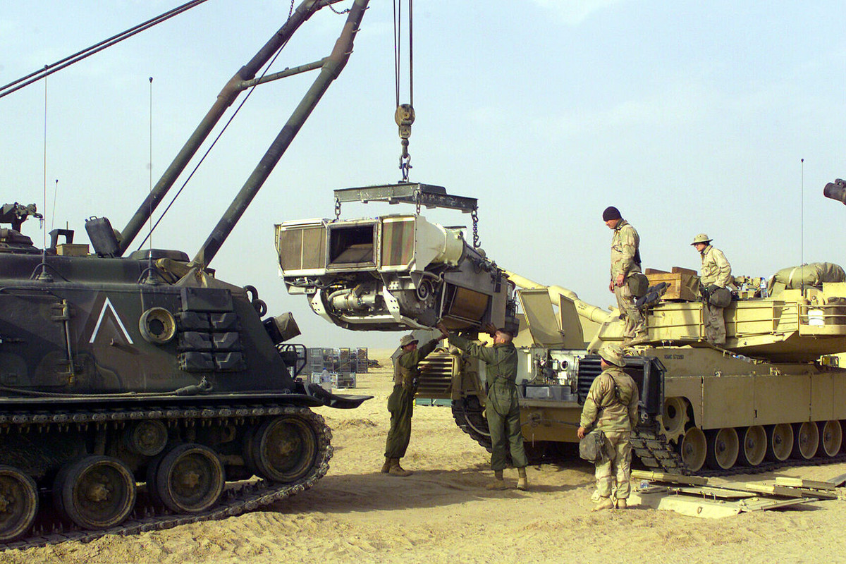 M88-pulling-M1-engine.jpg