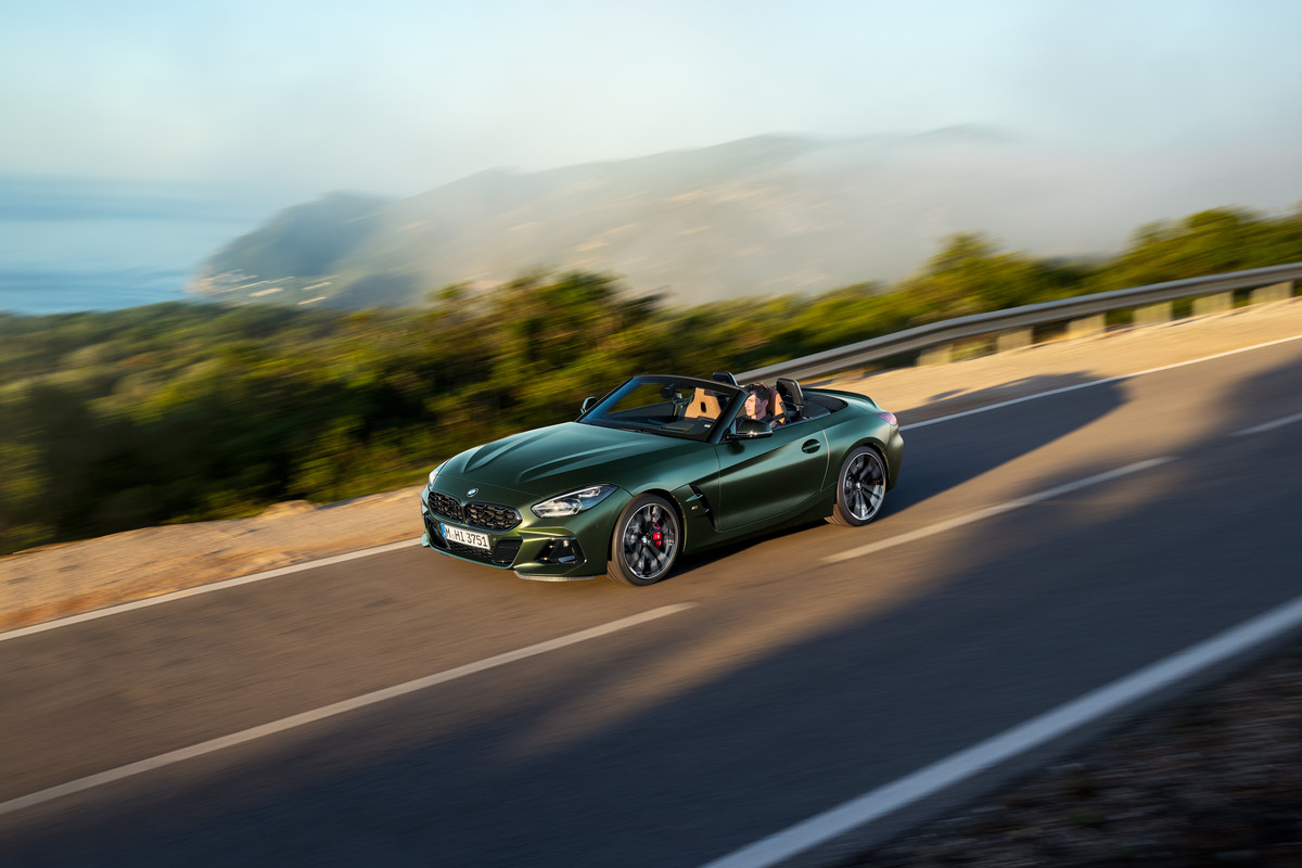 P90535745_highRes_the-bmw-z4-m40i-with