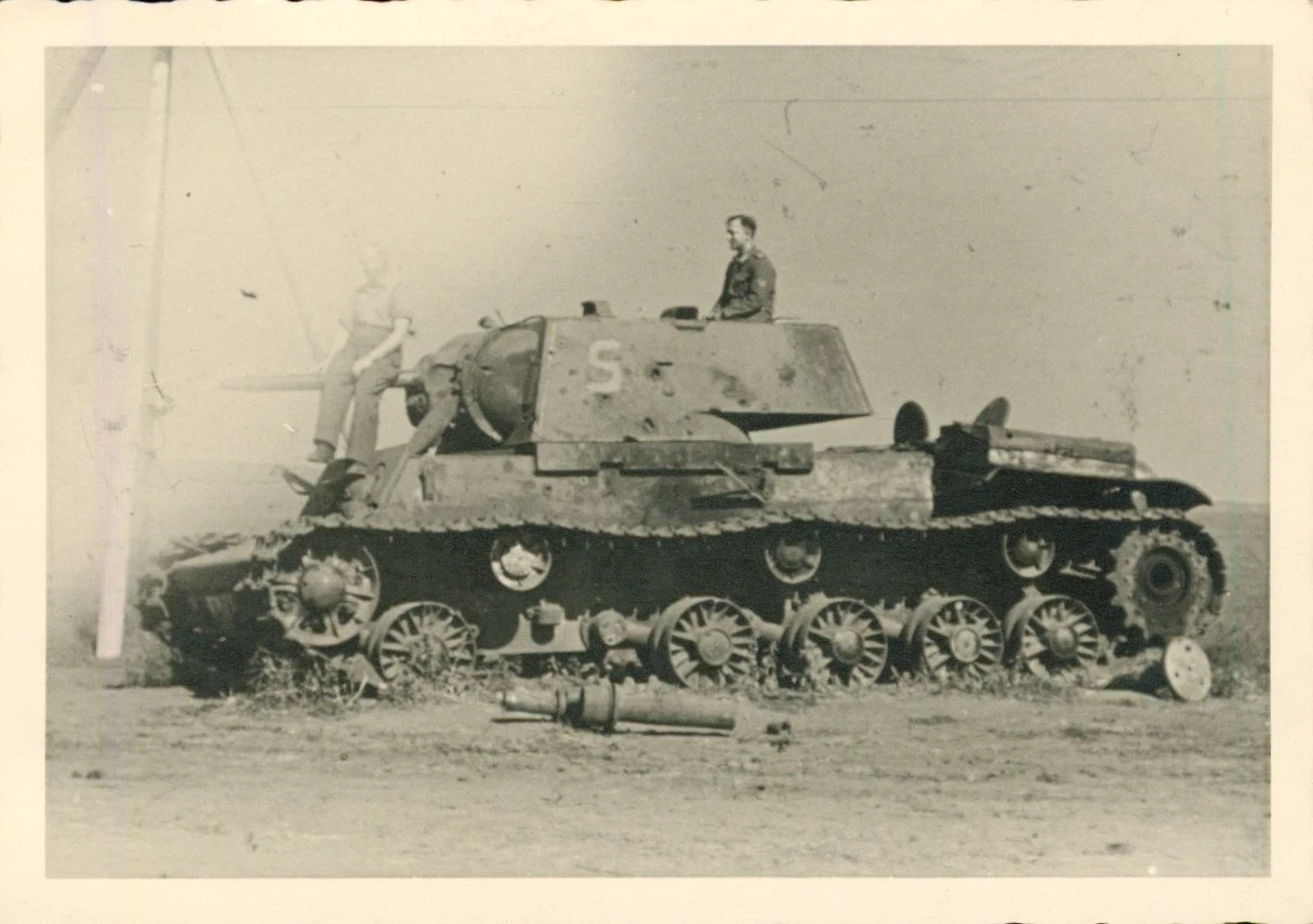 WK2 Foto Wehrmacht Soldaten schwerer russischer Panzer KW 1