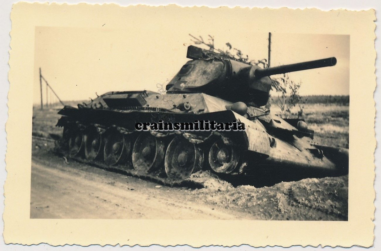 Orig. Foto zerstörte russische Beute Panzer T-34 Tank an der New