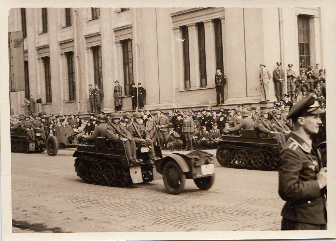 Wehrmacht Parade mit NSU Kettenkrad Typ HK-101 mit Pak & Anhänge