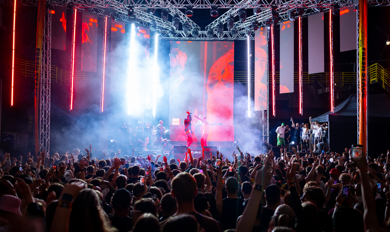 Jeden z největších festivalů v regionu s více než 15 000 návštěvníků. Zajistili jsme kompletní produkci na 5 stagích, kde vystoupilo přes 130 umělců. Postarali jsme se o techniku, program i catering.