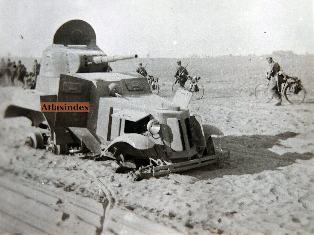 Foto Wehrmacht - Soldaten sehen sowjetischen Panzerwagen BA-10 zerstört