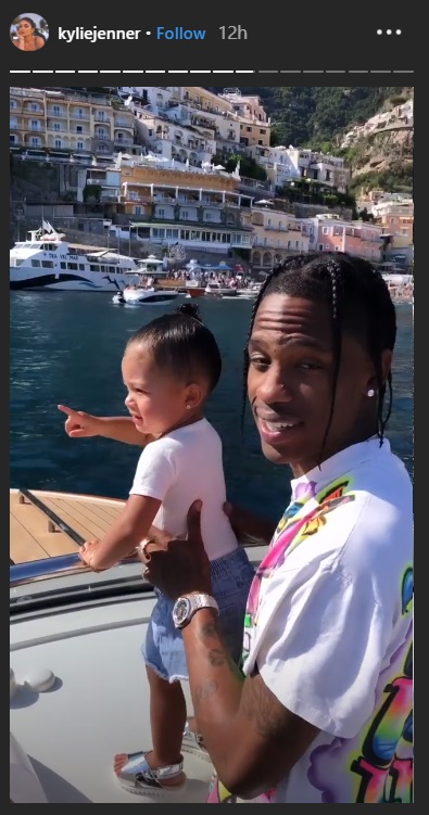 Ilustrasi Travis Scott dan Stormi di atas Yacht mewah saat ulang tahun Kylie Jenner