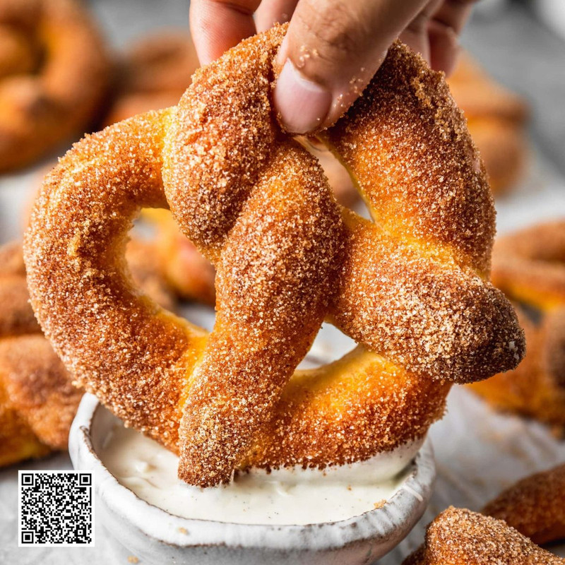Christmas Cinnamon Sugar Pretzels with Eggnog Dip