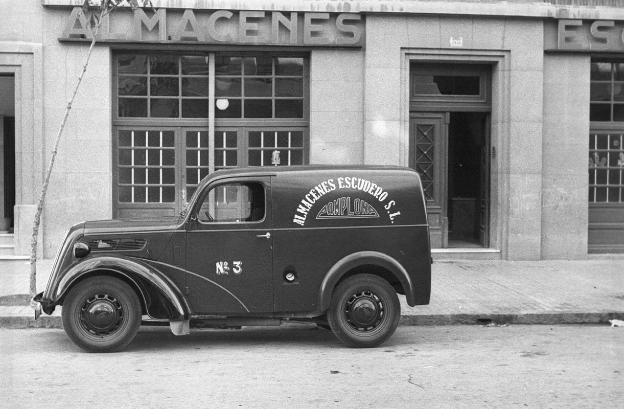 Almacenes Escudero en la calle San Fermín, hoy son dos bares Itziar y Trujal. Foto Galle5