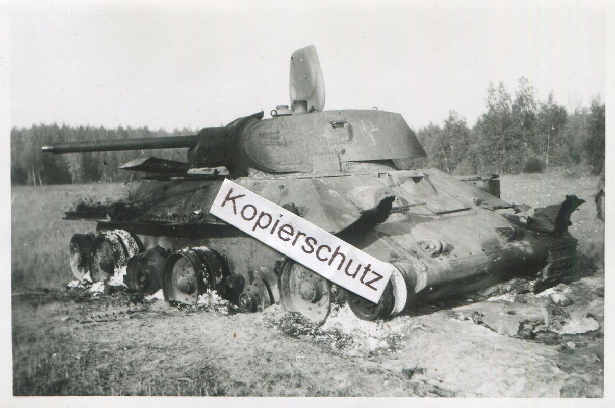 zerstörter ausgebrannter russischer Panzer
