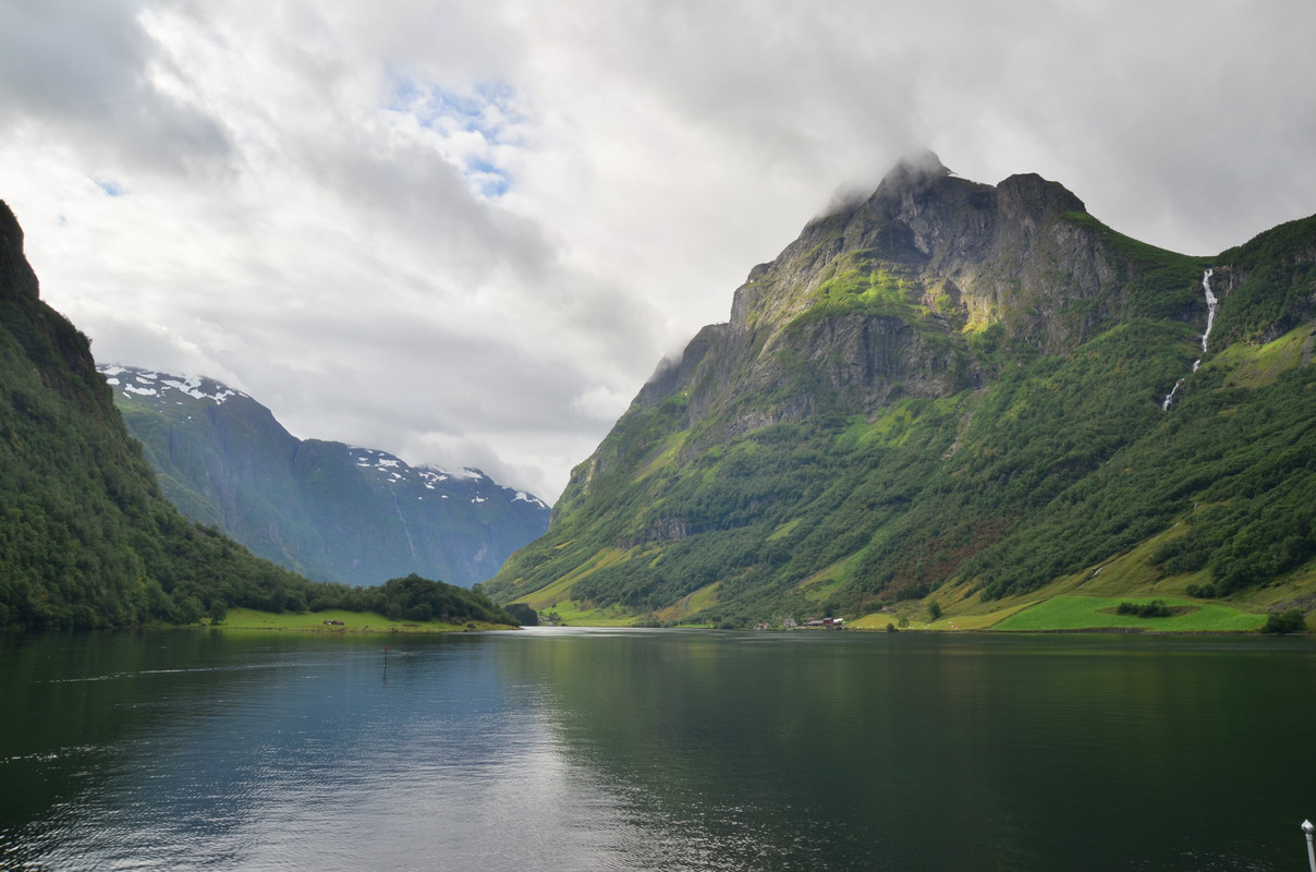 Noruega 10 días de cabañas y con niños - Blogs de Noruega - ETAPA 7- Crucero por el Fiordo Nærøyfjordenr, desde Kaupanger a Gudvangen (8)