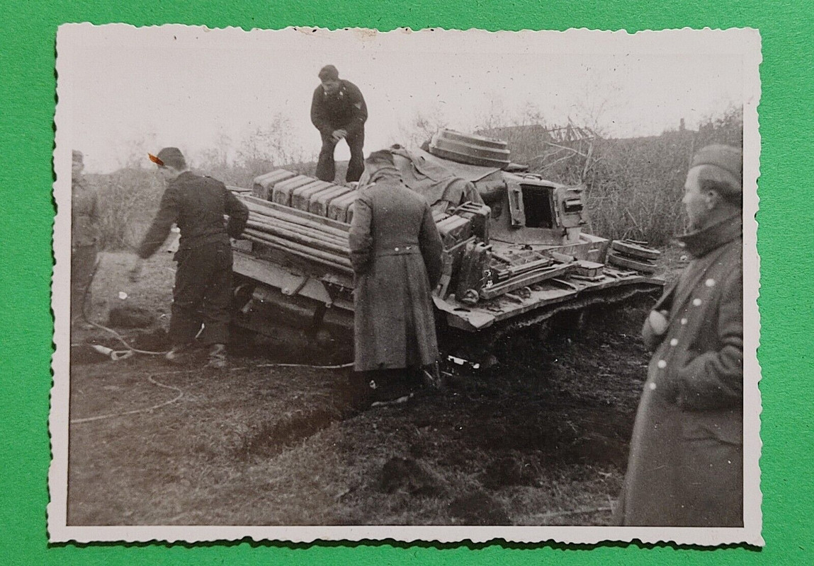 Foto- -Panzerkampfwagen III in den Schlamm geraten-, Panzer, Panzertruppe 2WK