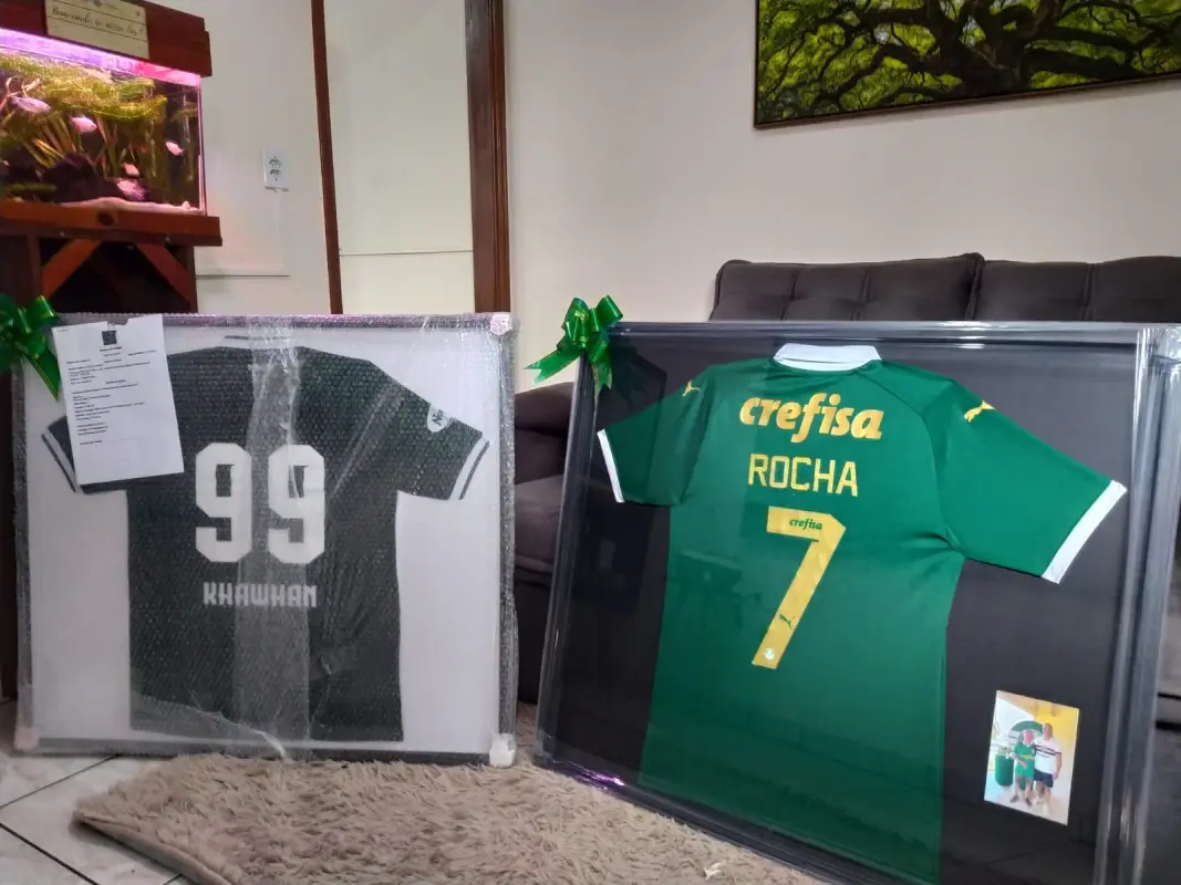 Diversas camisetas de time emolduradas e expostas