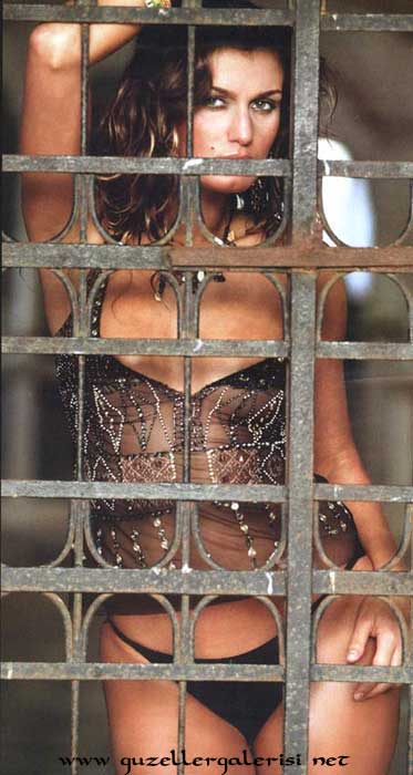 http://www.guzellergalerisi.net/pics/tugba_ozay/tugba_ozay_03.jpg