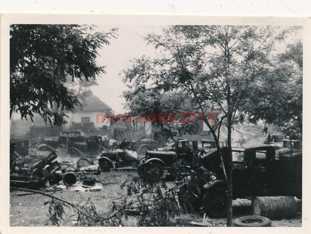 Foto, Blick auf zerstörte russische Lkw, Russlan