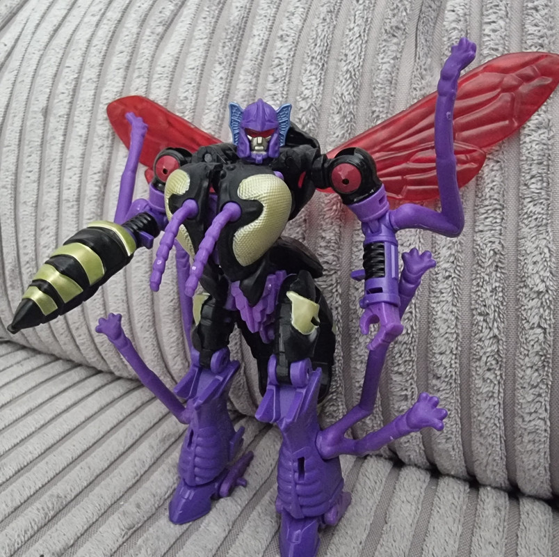 Buzzworthy-Bumblebee-Creatures-Collide-Skywasp-03
