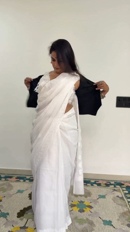 Hot fleshy Bengali lady seductive breast and deep navel show in white saree.mp4_snapshot_00.40.461