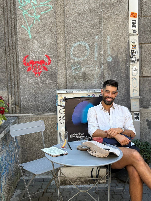 Exe en un café