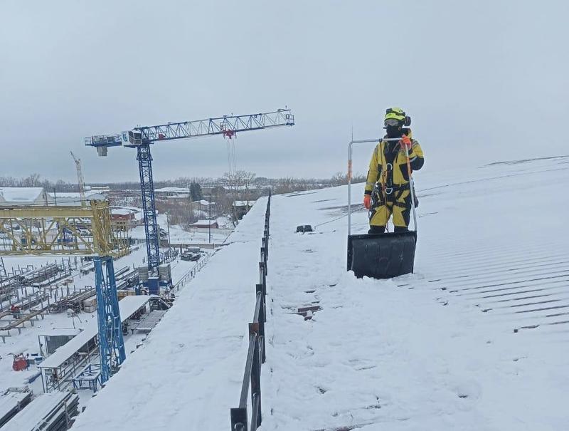 Очистка плоской кровли от снега: промышленный альпинист снимает слой и формирует безопасные карты сброса