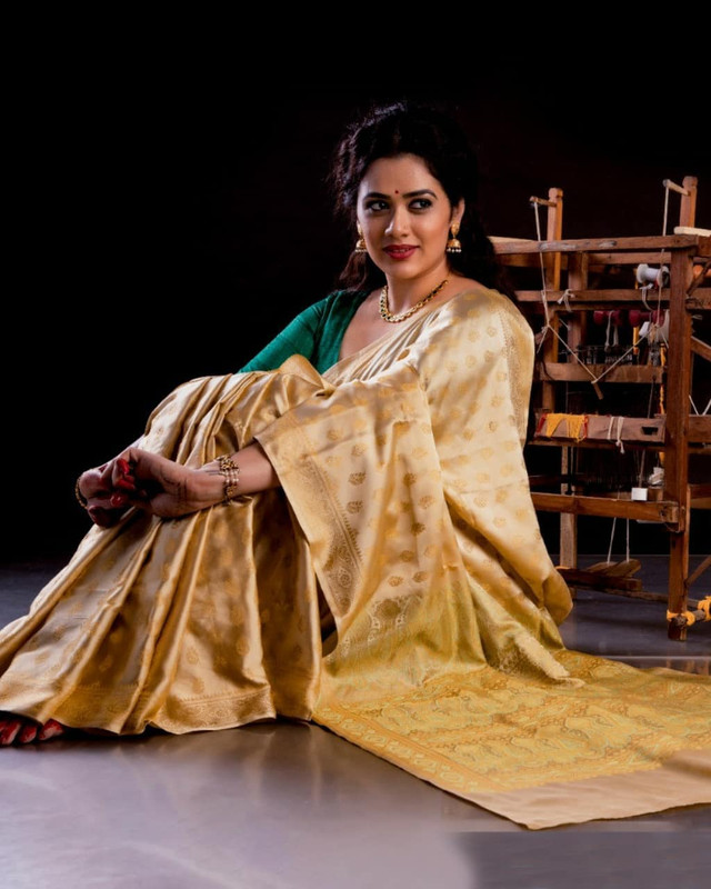 3-Girija-Oak-Godbole-Beautiful-Photos-in-Saree-My-Vantage-Point