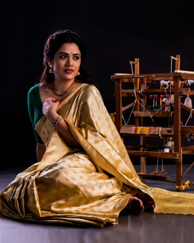 4-Girija-Oak-Godbole-Beautiful-Photos-in-Saree-My-Vantage-Point