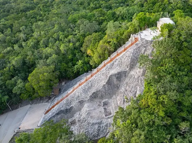 Escaleras para subir a la pirámides Cobá - Zona arqueológica - Foro Riviera Maya y Caribe Mexicano