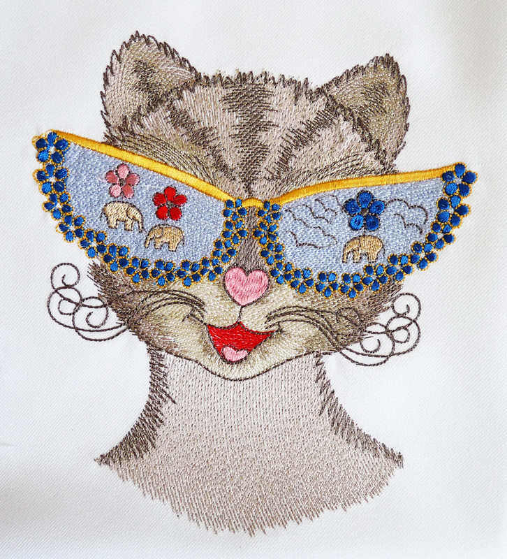 Кошечка в очках