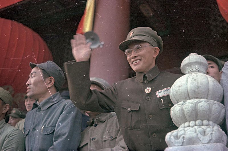 Провозглашение Китайской Народной Республики 1 октября 1949 г. Провозглашение Китайской Народной Республики 1 октября 1949 г. снимке, Владиславович, Владислав, Микоша, серой, куртке, СНИМКОВ, МНОГОМНОГО, КАТОМ, фотокинооператор, советский, случаю, октября, Тяньаньмэ́нь, площади, провозглашение, Китайской, автор, республики, Народной
