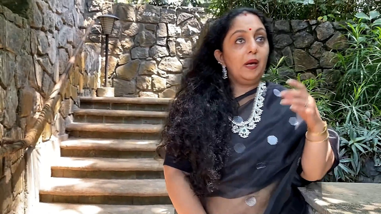 Sindhu Krishna Big Navel in saree.mp4_snapshot_00.55.083