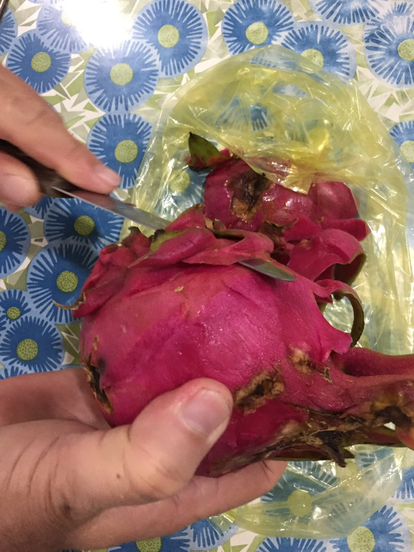 cutting-dragon-fruit-scales.jpg