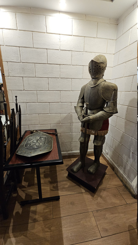 聽說是真骨董的盔甲盾牌