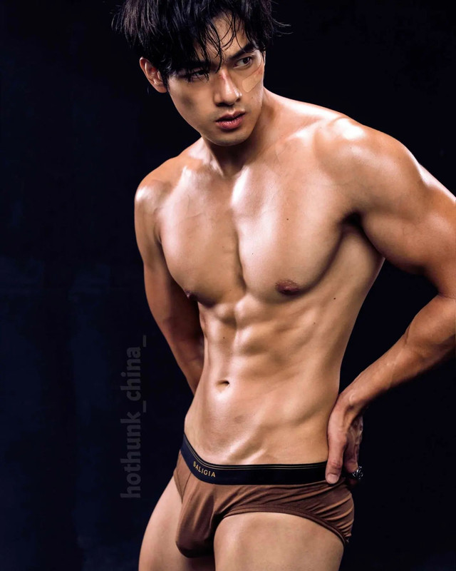 Photo by Chinese hunks 全球華男 on October 20, 2023. May be an image of one or more people, biceps and p