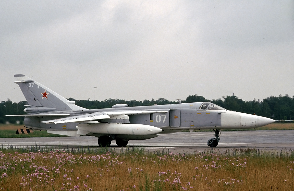 11 ORAP Su-24MR 07 White_0515327 (5)