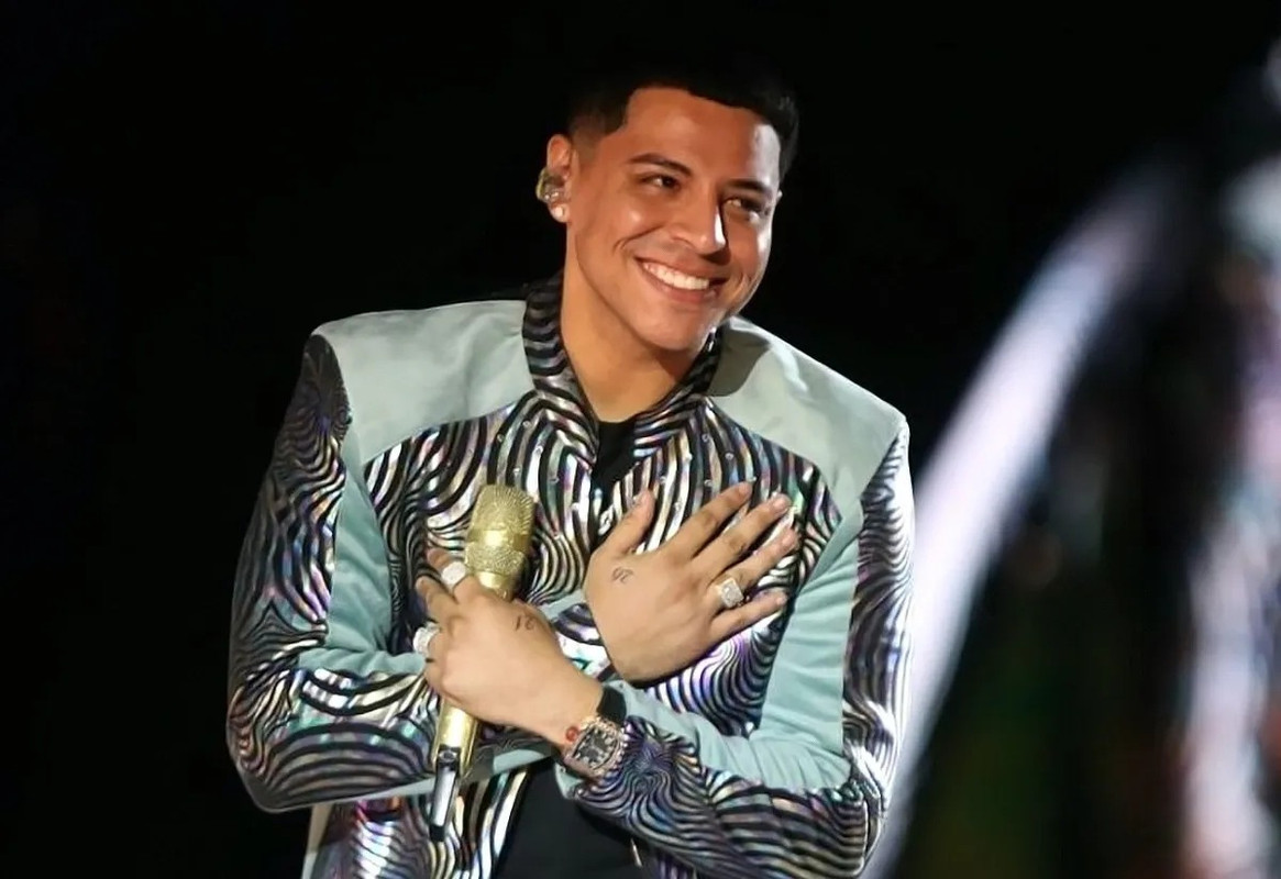 ¿Cuál es el nivel de estudios de Eduin Caz, vocalista de Grupo Firme?