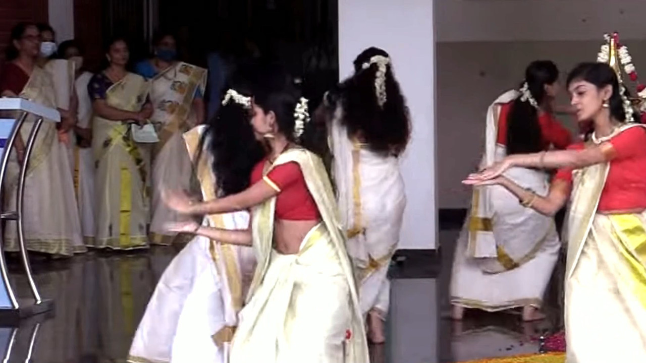 Cute Beautiful Malayali girl Navel slips while thiruvathira.mp4_snapshot_00.16.497