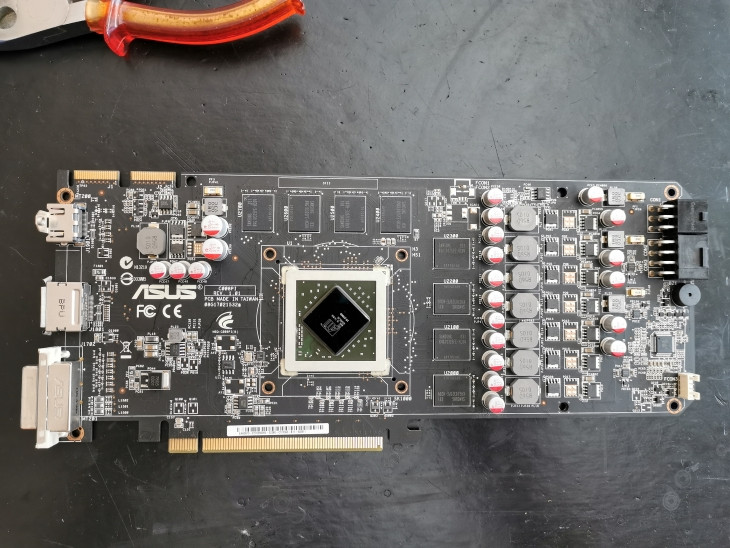 https://i.postimg.cc/Jn34HyRf/asus-hd-5870-V2.jpg