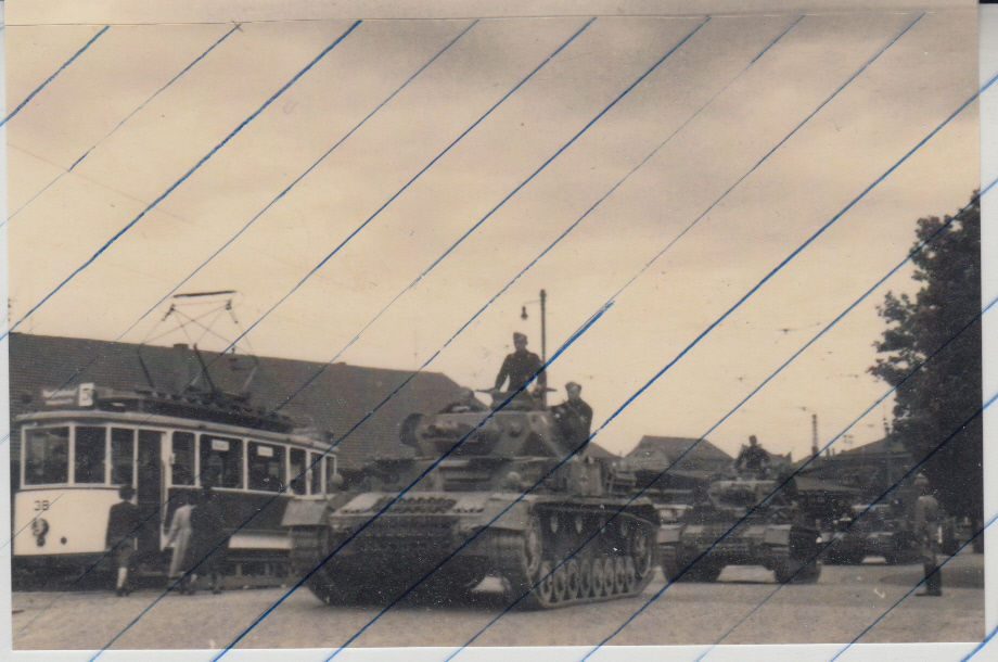 Foto Wehrmacht Panzer in Stadt Straßenbahn tank