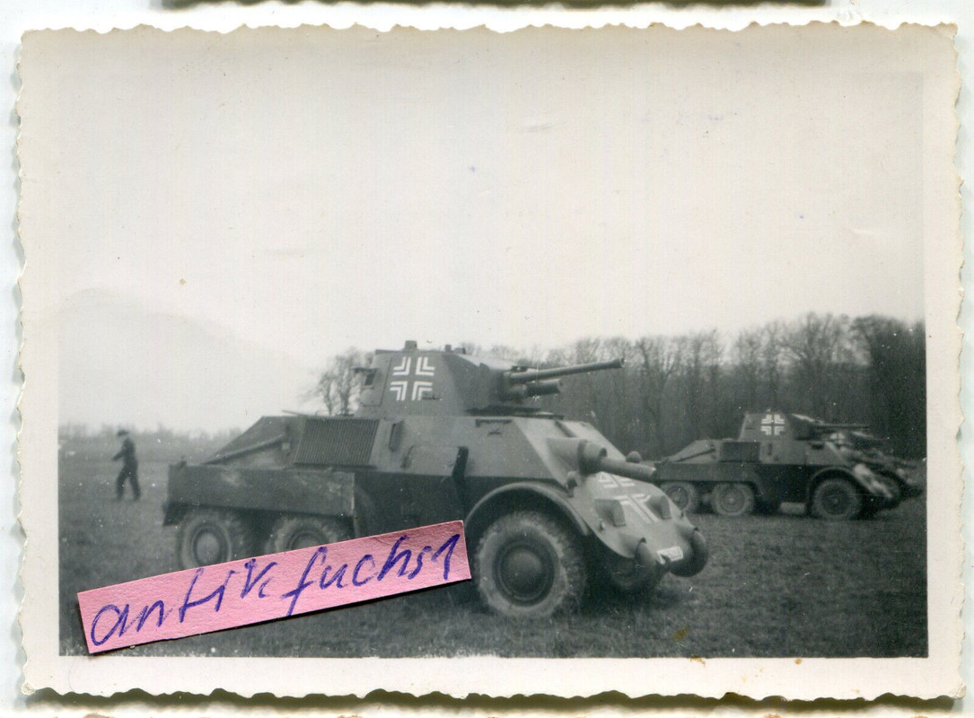 Foto  2 Beute Schützen-Panzer aus Holland mit großen Balkenkreuzen im 2.WK