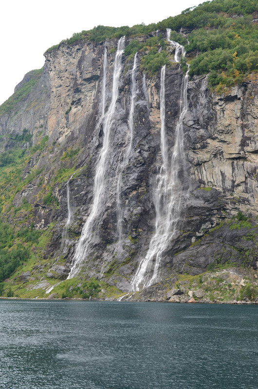 Noruega 10 días de cabañas y con niños - Blogs de Noruega - ETAPA 4- Crucero por el Fiordo Geiranger hacia Hellesyt- Glaciar Briksdal (3)