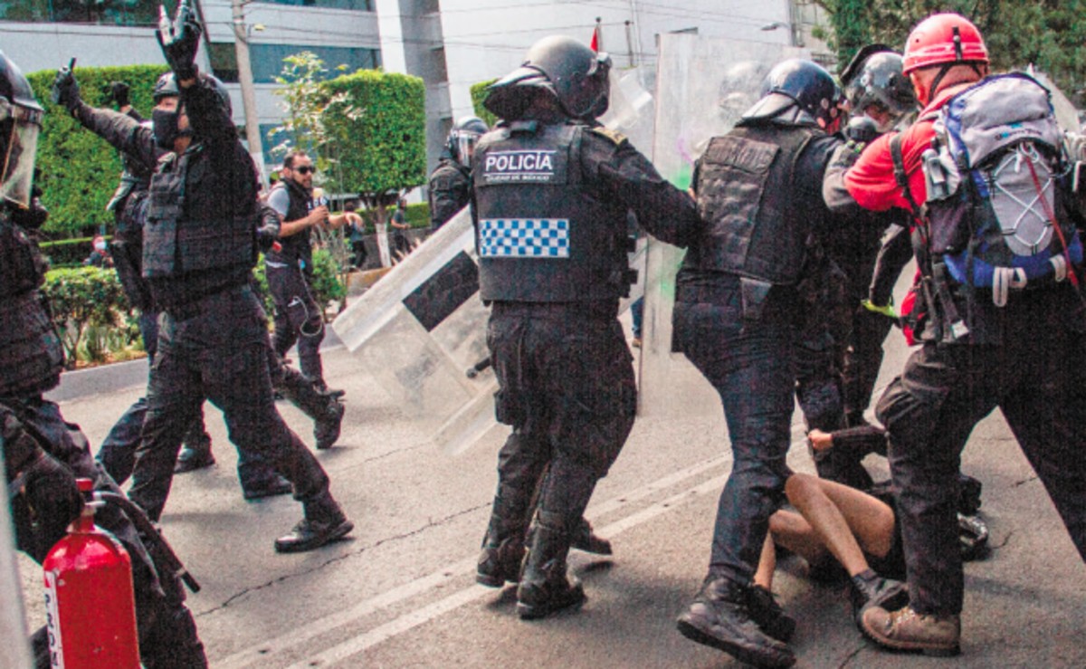 Graban a policía de Veracruz golpeando con tabla a detenido; le bajó el pantalón