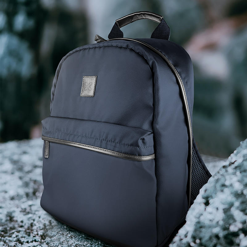 Bulto Klip Xtreme Berna en color azul, mostrando su diseño práctico y moderno.