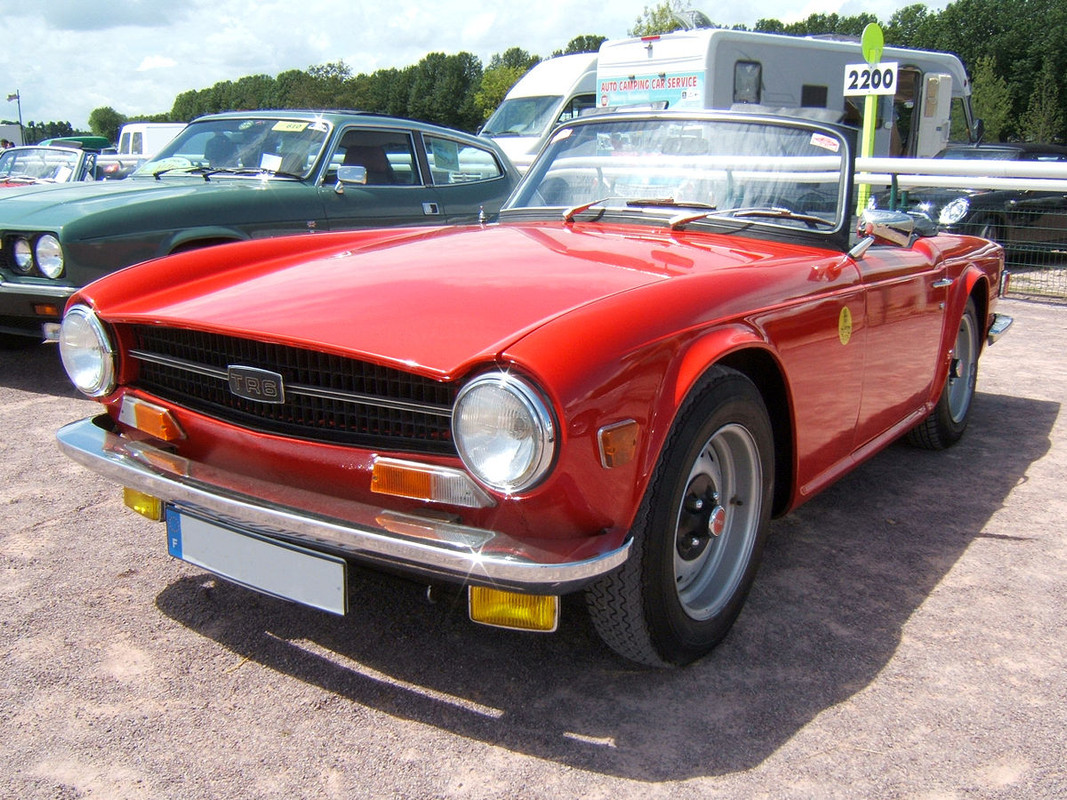 1200px-Triumph-TR6-av