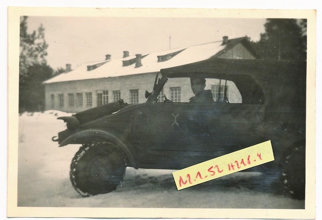 Volkswagen Kübelwagen der Wehrmacht mit Divisionsabzeichen 9.Pan