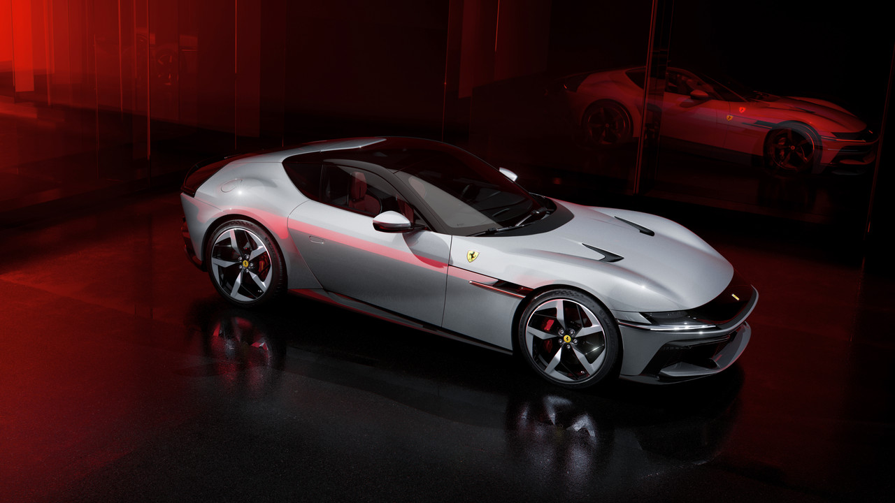 New_Ferrari_V12_ext_02_Design_white_media
